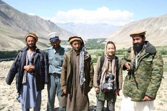 프리랜서 사진기자 정은진씨가 2007년 아프가니스탄 바닥샨주에서 쇼하다 지역 경찰서장(오른쪽)과 함께 기념촬영을 하고 있다. ⓒ정은진 제공
