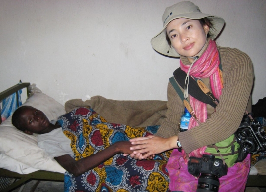2008년 콩고민주공화국 고마시 케셰로 병원의 성폭력 피해여성 병동에 있던 18세 소녀 이마퀼레와 함께 사진을 찍고 있는 정은진씨. ⓒ정은진 제공