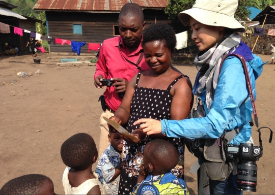 정은진씨는 2014년 콩고민주공화국 남키부주 미노바에 사는 마시카(가운데)를 만나 정대협 나비기금을 전달했다. ⓒ정은진 제공