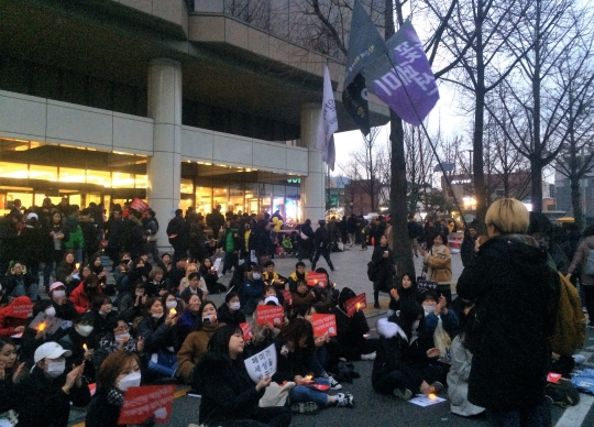 페미니스트 그룹은 3일 오후 서울 경복궁역 근처에서 사전집회 ‘페미존’을 구성해 자유발언을 이어갔다. ⓒ강푸름 기자
