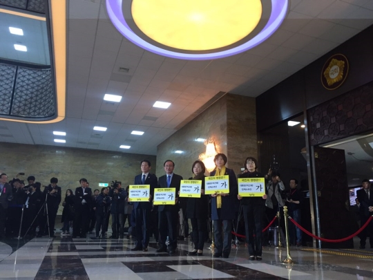 9일 오후 3시 국회의원들이 박근혜 대통령 탄핵소추안 표결을 위해 국회 본회의장을 입장하고 있다. ⓒ진주원 여성신문 기자