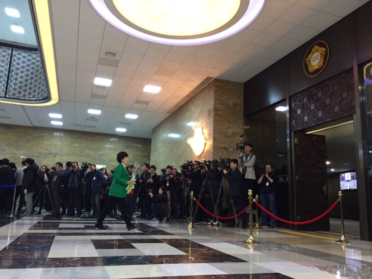 9일 오후 3시 국회의원들이 박근혜 대통령 탄핵소추안 표결을 위해 국회 본회의장을 입장하고 있다. ⓒ진주원 여성신문 기자