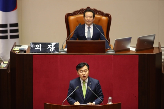 국민의당 김관영 의원이 9일 오후 국회에서 열린 본회의에서 박근혜 대통령 탄핵소추안 제안설명하고 있다. ⓒ뉴시스·여성신문