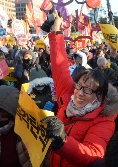 9일 오후 박근혜 대통령 탄핵이 결정돼자 서울 국회의사당 앞에 있던 시민들이 환호하고 있다. ⓒ뉴시스·여성신문