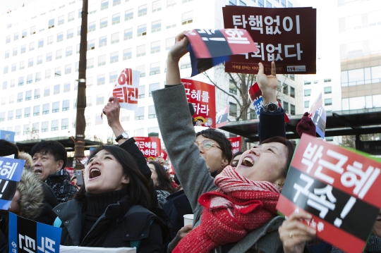 9일 박근혜 대통령 국회 탄핵안이 국회에서 가결되자 엄마와 아이들이 국회 앞에서 함께 환호하고 있다. ⓒ이정실 사진기자
