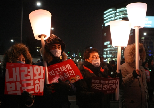 10일 오후 서울 종로구 광화문광장에서 열린 박근혜 대통령 퇴진을 촉구하는 제7차 범국민 촛불집회에서 참가자들이 큰 촛불을 들고 퇴진을 요구하고 있다. ⓒ뉴시스·여성신문