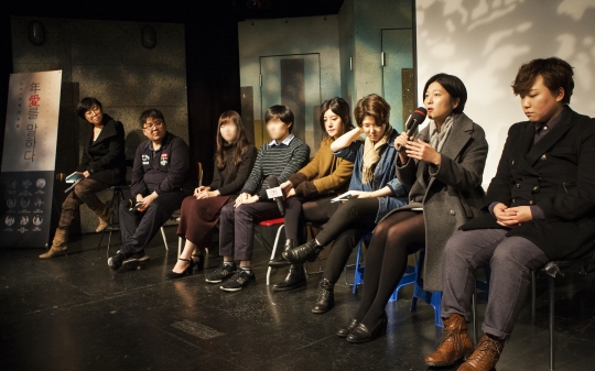 12월 10일 서울 대학로 아츠플레이씨어터에서 열린 ‘2016 청년포럼’에 참여한 연사들이 관객의 질문에 답하고 있다. ⓒ이정실 사진기자