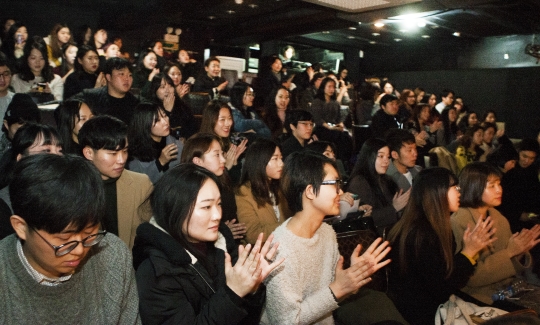12월 10일 서울 대학로 아츠플레이씨어터에서 열린 ‘2016 청년포럼’에 참석한 관객들이 연사들의 ‘사이다’ 같은 강연이 끝나자 박수를 치고 있다. ⓒ이정실 사진기자
