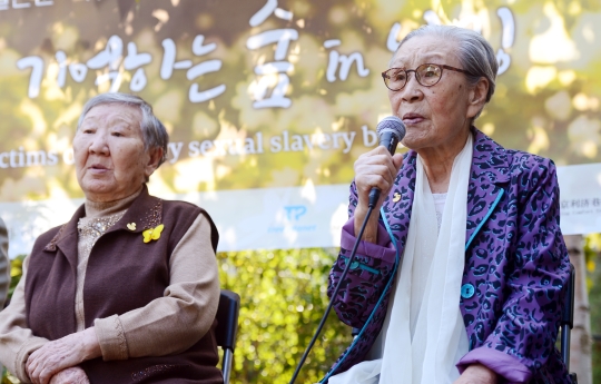 위안부 피해자 김복동 할머니가 ‘일본군 위안부 피해자를 위한 소녀들을 기억하는 숲 in 난징’ 행사에서 인사말을 하고 있다. 왼쪽은 길원옥 할머니. ⓒ뉴시스·여성신문