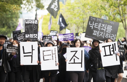 14개 여성단체가 지난 10월 서울 종로 보신각 앞에서 형법상 낙태죄 폐지를 요구하는 ‘검은 시위’를 열고 있다. ⓒ이정실 사진기자