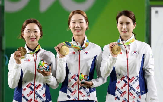 리우올림픽 여자 양궁 단체전에서 금메달을 딴 한국 대표팀 장혜진(왼쪽부터), 최미선, 기보배가 포즈를 취하고 있다. ⓒ뉴시스·여성신문
