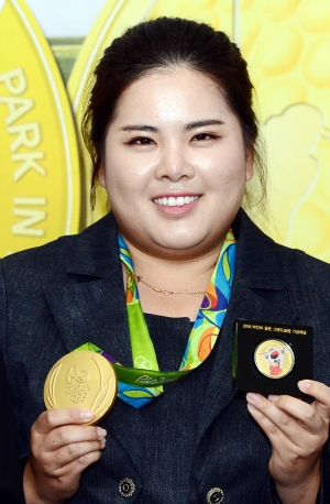 ‘골든 그랜드슬램 달성 기념메달’ 출시 포토세션에 참가한 박인비 선수. ⓒ뉴시스·여성신문