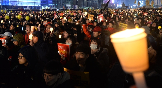 17일 오후 서울 광화문 광장에서 열린 박근혜 대통령 즉각 퇴진을 위한 제8차 촛불집회에서 참석자들이 촛불을 들고 구호를 외치고 있다. ⓒ뉴시스·여성신문