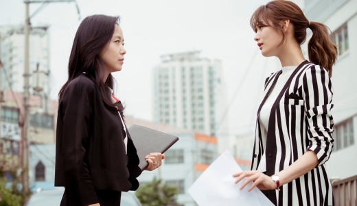tvN 드라마 굿와이프에서 전도연과 나나는 각각 변호사와 조사원으로 분해 프로페셔널한 면모를 보여주며 매력적인 워맨스를 그려냈다.