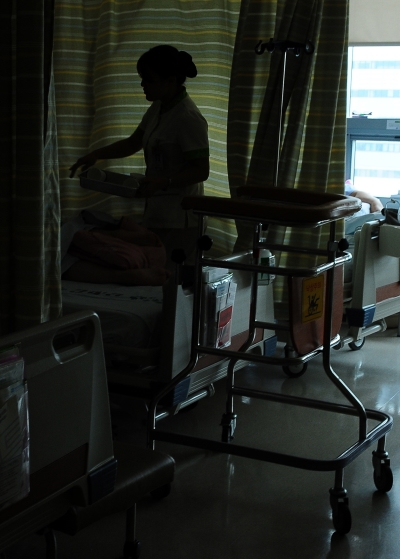 한 대형병원 간호사가 환자의 상태를 확인하고 있다. ⓒ뉴시스·여성신문