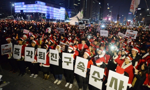 24일 오후 서울 종로구 광화문광장에서 시민들이 박근혜 대통령 퇴진 촉구 제9차 범국민 촛불집회에 참여하고 있다. ⓒ뉴시스·여성신문