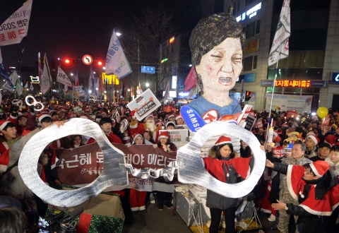 박근혜정권퇴진청년행동 소속 학생들이 24일 열린 9차 촛불집회를 마친 뒤 박근혜 대통령의 구속수사를 촉구하며 수갑을 선물하는 퍼포먼스를 벌였다. ⓒ뉴시스·여성신문