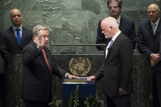 안토니우 구테흐스(왼쪽) 신임 유엔 사무총장 당선인이 취임 선서를 하고 있다. ⓒUN Photo/Eskinder Debebe