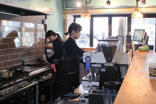 4살 된 아이를 홀로 키우는 박송하(25)씨(오른쪽)가 27일 오후 서울 성북구 카페 조아요에서 바리스타로 근무하고 있다. ⓒ변지은 기자