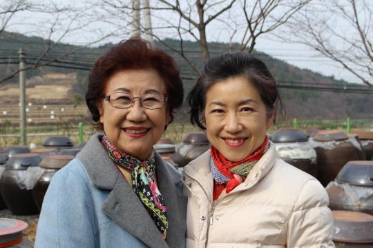 진아에프앤씨 김명자 회장(왼쪽)과 송연실 대표 ⓒ여성신문