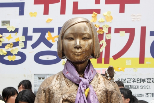서울 종로구 일본대사관 앞 평화의 소녀상 ⓒ변지은 기자