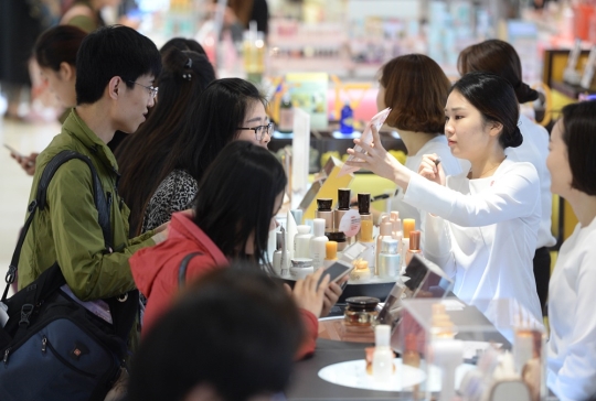 서울 한 면세점에서 한 노동자가 소비자를 응대하고 있다. (사진은 기사의 특정 사실과 관련없음) ⓒ뉴시스·여성신문