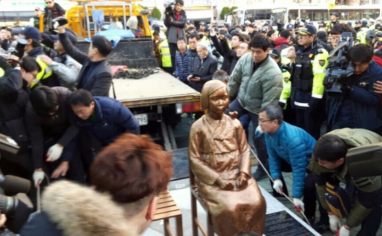 지난해 12월 28일 부산 동구 일본총영사관 앞에 부산시민단체가 기습적으로 설치한 평화의 소녀상을 동구청 직원들이 철거하고 있다. ⓒ부산경찰청
