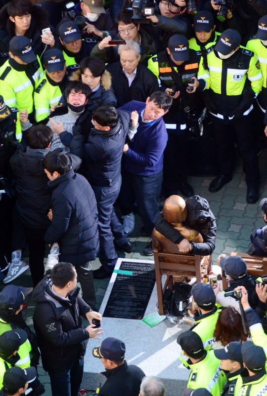 2016년 12월28일 오후 부산 동구 일본총영사관 앞에 부산시민단체가 기습적으로 평화의 소녀상을 설치한 후 철거를 막기 위해 연좌농성을 벌이고 있는 가운데 동구청 직원들이 농성 중인 대학생들을 끌어내고 있다. ⓒ뉴시스·여성신문