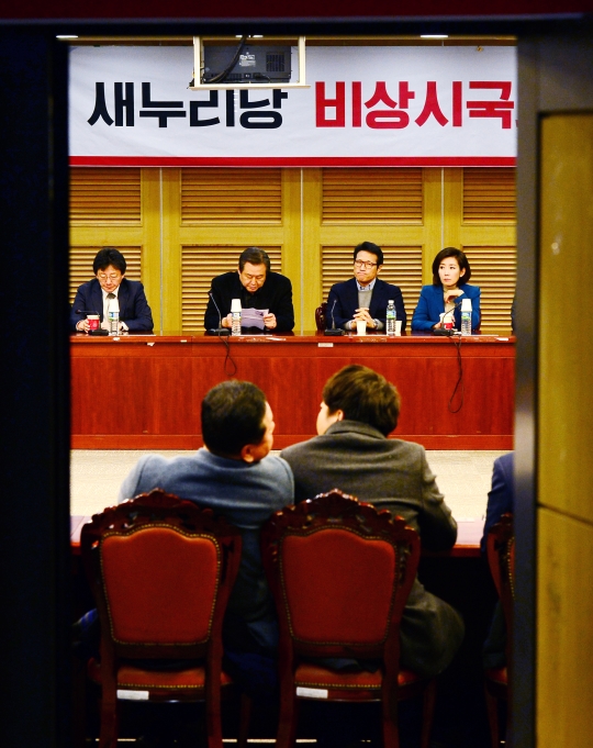 새누리당 김무성 전 대표와 유승민 의원을 비롯한 참석자들이 지난달 11일 오후 서울 여의도 국회 의원회관에서 열린 비상시국회의를 진행하고 있다. ⓒ뉴시스·여성신문