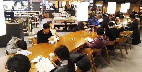 5일 서울 종각역 종로타워빌딩 지하 종로서적 독서 테이블에서 고객들이 책을 읽고 있다. ⓒ변지은 기자