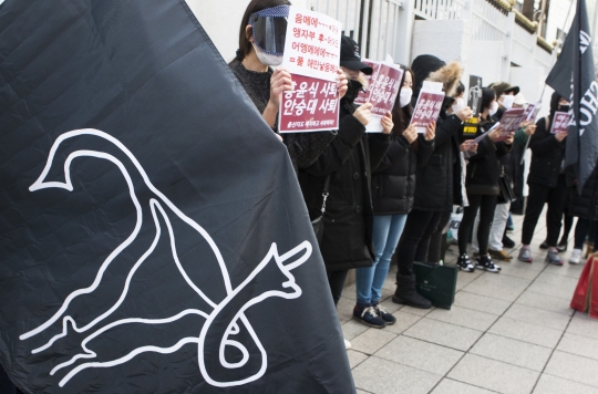 임신중단 전면 합법화 시위를 벌여온 여성들의 모임 BWAVE(Black wave)는 6일 오후 서울 종로구 정부청사 앞에서 ‘가임기 여성지도’에 반대하는 가임거부 시위를 열고 있다. ⓒ이정실 사진기자