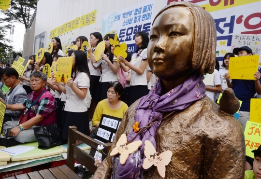안양 평화의소녀상 건립추진위원회가 이번 삼일절 정오에 소녀상을 세우겠다는 다짐을 밝혔다. 사진은 서울 종로구 주한 일본대사관 앞에 있는 평화의 소녀상. ⓒ뉴시스·여성신문