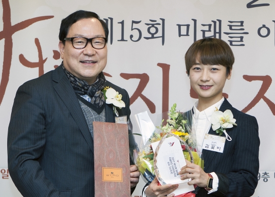 배우 김꽃비(오른쪽)와 이충희 듀오 대표. ⓒ이정실 사진기자