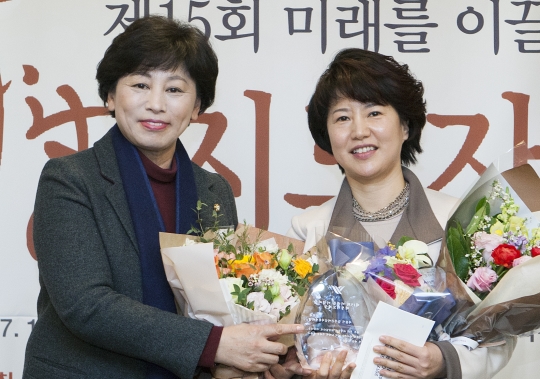남인순(왼쪽) 국회 여성가족위원장과 원미혜 서울시 늘푸른여성지원센터장. ⓒ이정실 사진기자