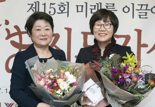 이혜경(왼쪽) 한국여성재단 이사장과 이경숙 한국전력공사 조직개발실장. ⓒ이정실 사진기자