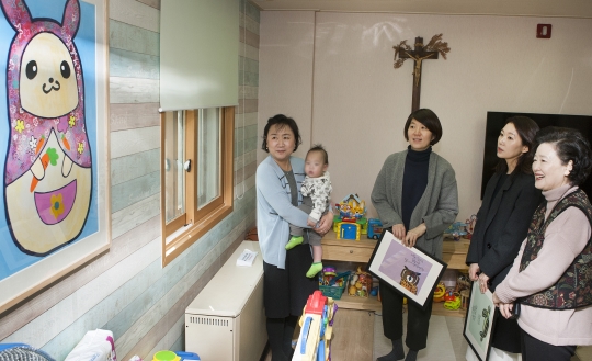사랑의문화봉사단 봉사자들이 19일 서울 성북구 자오나학교를 방문해 미혼모들이 직접 고른 그림을 걸어주는 전시봉사를 하고 있다. ⓒ이정실 사진기자