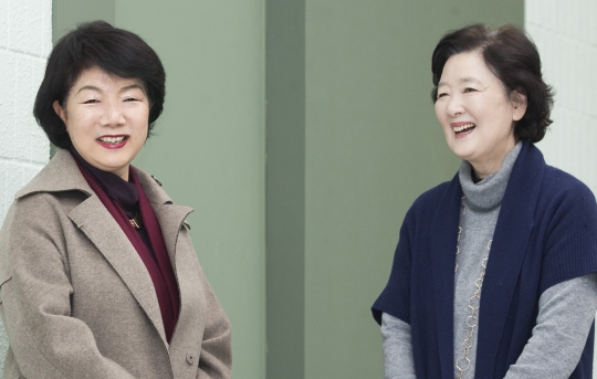 이계경(오른쪽) 한국문화복지협의회 회장과 박유희 사랑의문화봉사단 단장. ⓒ이정실 사진기자