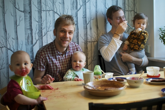 스웨덴은 여성 출산 시 배우자 남성에게도 10일의 출산휴가를 보장한다. 남성들도 총 480일의 부모휴가 일수 중 최소 60일을 의무적으로 사용해야 한다. 부부가 부모휴가를 동등하게 나누어 사용할 경우 보너스로 최대 한 달 급여의 절반 정도를 제공한다. ⓒ주한스웨덴대사관제공, Martin Svalander/imagebank.sweden.se