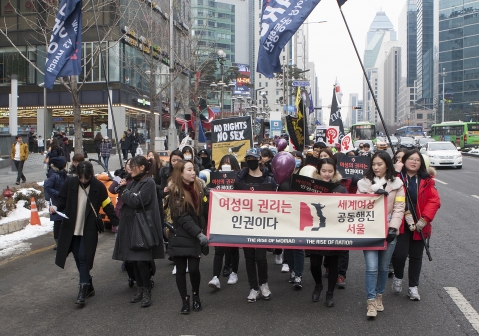 21일 오후 2시 강남역 10번출구에서 한국여성인권행진(Womens March on Seoul) 열렸다. 2000여명의 여성들은 이날 “My body my choice!” “여성혐오 뿌셔뿌셔” “페미가 당당해야 나라가 산다”등의 구호를 외치며 여성 권리를 지지했다.