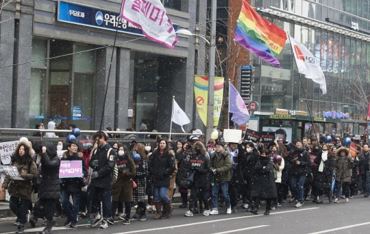 21일 오후 강남역 10번출구에서 열린 한국여성인권행진에는 2000여명의 여성들이 참가했다. ⓒ이정실 사진기자