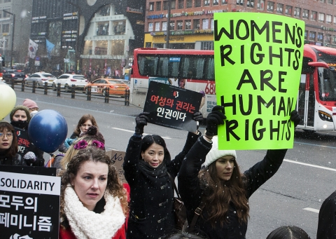 여성들이 피켓을 들고 행진에 참가하고 있다. ⓒ이정실 사진기자