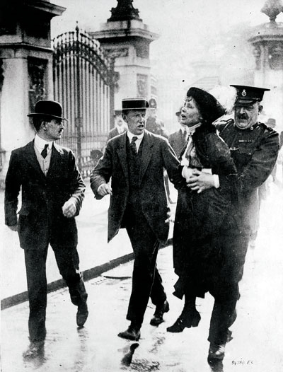 1914년 시위 도중 경찰에 연행되는 에멀린 팽크허스트. 그는 1903년 여성사회정치동맹(WSPU)을 결성해 기존 여성운동 방식에서 벗어나 조직적이고 강력한 행동을 벌였다.