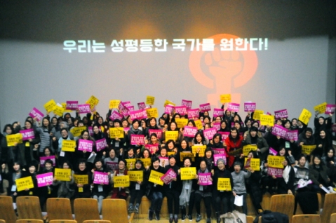 한국여성의전화는 지난 24일 서울 동작구 서울시여성가족재단 서울여성플라자 아트홀에서 제30차 정기총회를 가졌다. 총회를 마친 후 활동가와 회원들이 자리를 함께 했다. ⓒ한국여성의전화