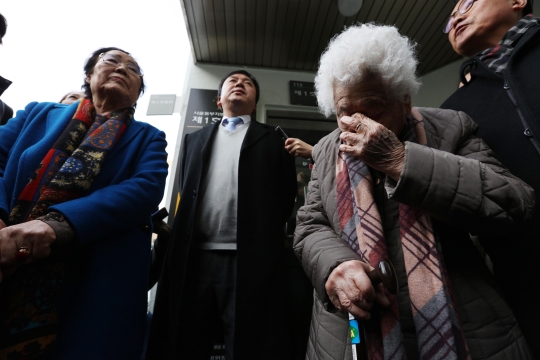 일본군위안부 피해자 이옥선(오른쪽), 이용수 할머니가 25일 오후 서울 광진구 동부지법에서 박유하 세종대 교수의 무죄가 선고된후 법원을 나서며 눈물을 훔지고 있다.