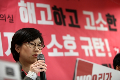 김린 여성 디자이너 정책 연구 모임 ‘WOO’ 활동가가 기자회견에 참석해 발언을 하고 있다. ⓒ전국언론노동조합