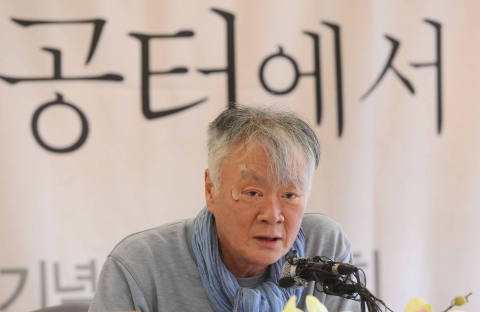 소설가 김훈이 신작 『공터에서』 중 유아 성기를 묘사했다는 사실이 알려지며 논란이 일고 있다. ⓒ뉴시스·여성신문