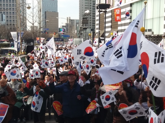 16일 대구 중구 동아쇼핑 앞에서 박근혜 대통령 탄핵 반대집회가 열린 가운데 보수단체 회원들이 태극기를 흔들고 있다. ⓒ뉴시스·여성신문