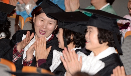 양원주부학교 졸업장 수여식에서 졸업생들이 박수를 치며 졸업을 축하하고 있다. 사진은 2015년 2월 서울 마포구 마포아트센터에서 열린 양원주부학교 졸업식. ⓒ뉴시스·여성신문