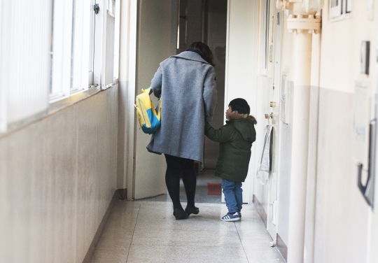 서울 동작구 사당동에 거주하는 한 워킹맘이 출근 전 아이를 어린이집에 등원시키기위해 아파트를 나서고 있다. ⓒ이정실 사진기자