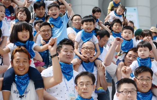 지난해 6월 서울 용산구 백범김구기념관 컨벤션홀에서 열린 ‘100인의 아빠단 발대식’에 참여한 아빠들이 아이들과 함께 파이팅을 외치고 있다. ⓒ뉴시스·여성신문
